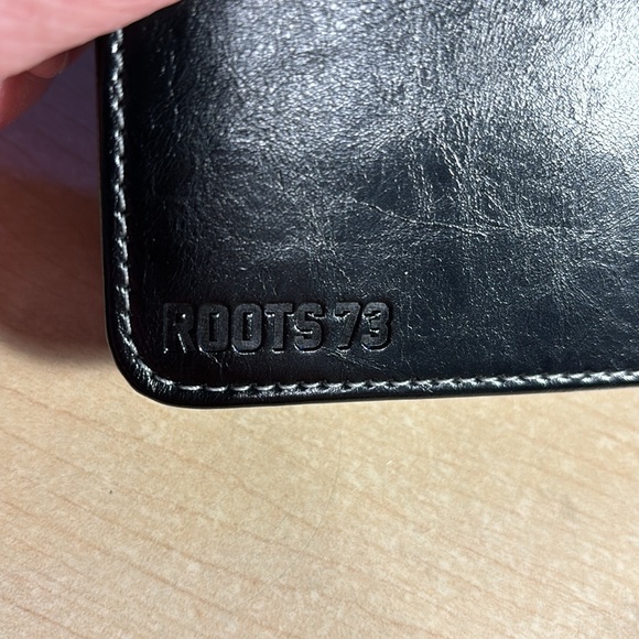 Roots 73 iPhone x wallet/case like new - Picture 5 of 5
